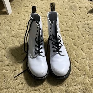 DOC MARTINS SIZE 8 WOMENS